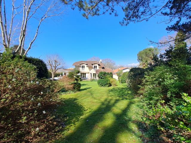 ANGLET VILLA DE 255 m2 AVEC PISCINE