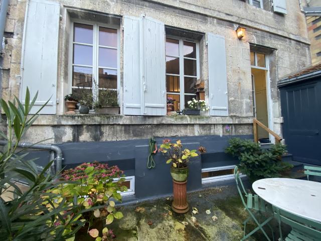 ANGOULEME CENTRE: quartier Préfecture, maison de caractère d'environ 200m2 habitables avec terrasse et garage