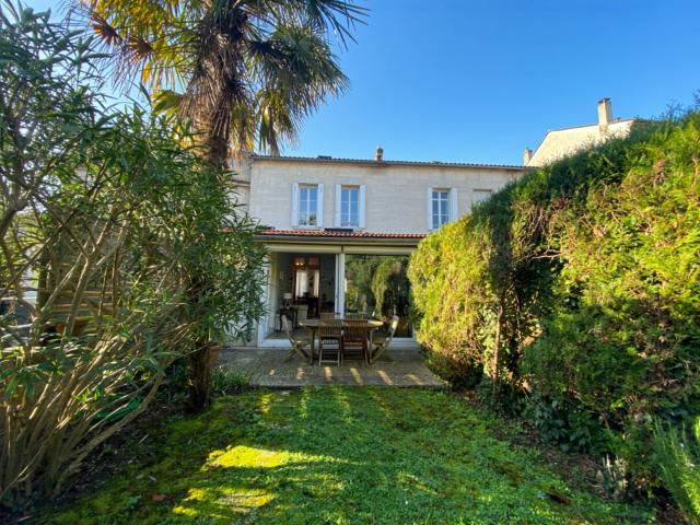 ANGOULEME Quartier calme et prisé: jolie maison de ville restaurée avec terrasse et jardin