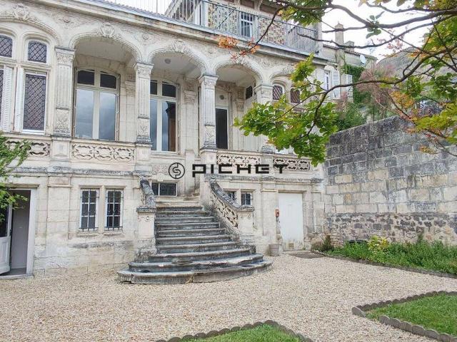 Angoulême Théâtre, bel appartement de caractère, 5 pièces avec