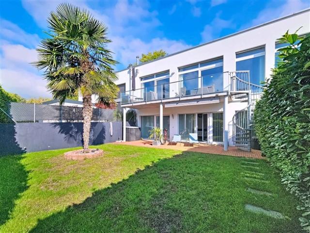 Angrenzendes 5,5 Zimmer Haus mit Garten und Weinbergen