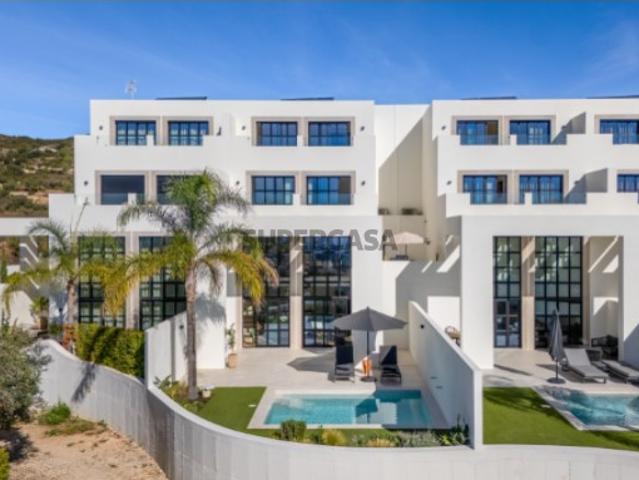 Aninhada nas tranquilas colinas de Santa Bárbara  uma vivenda contemporânea projetada pela renomada arquiteta Jutta Hoehn oferece vistas panorâmicas tanto da costa do Algarve como da paisagem circundante