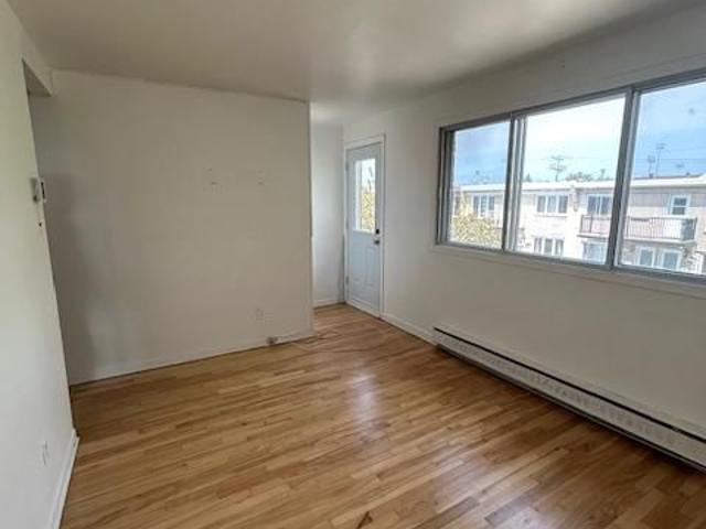 Anjou 4 1/2 rénové, haut de triplex détaché