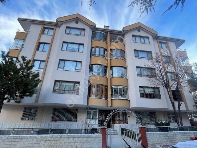 Çankaya Öveçlerde 3+1 Asansörlü Otoparklı Binada Satılık Daire