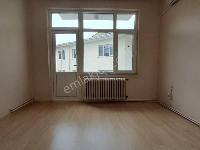 Çankaya Nilgün Sokak'ta Üst Kat 3+1 Kombili Otoparklı Kiralık Daire