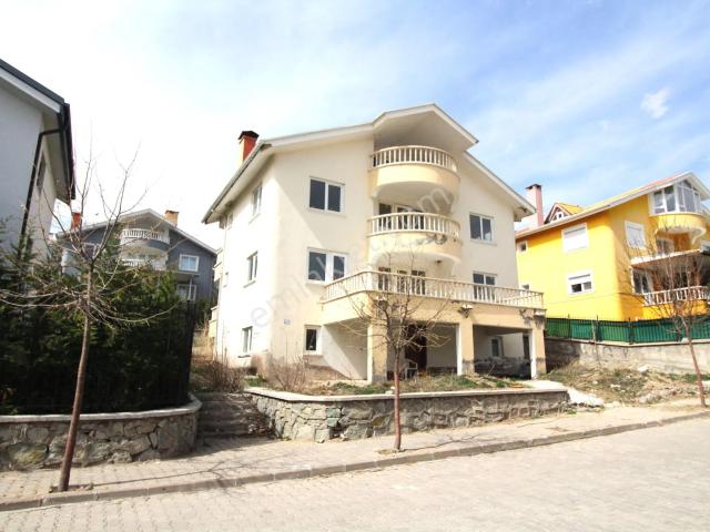 Çankaya Yaşamkent Alacaatlı Mahallesi Özlükent Villaları'nda Satılık Natamam Lüks Villa