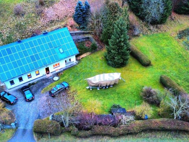 Anleger oder Familien: 2 Wohneinheiten, ausbaufähige DG Einheit, PV Anlage, über 5.000 m² Grund.