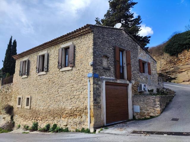 Ansouis, maison de village avec garage et terrasse