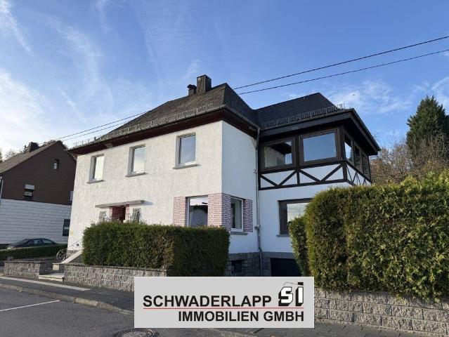 Ansprechendes Einfamilienhaus mit Einliegerwohnung und großem Grundstück in Raubach
