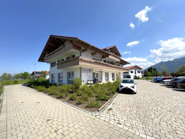 Ansprechendes Wohn und Geschäftshaus mit Garagen auf großem Grund mit ruhigem Bergblick