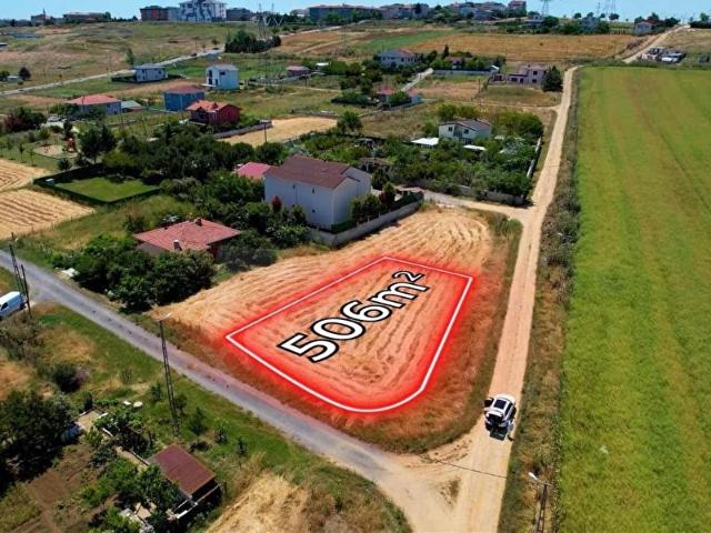 ÇANTA SANCAKTEPE KIRMIZIGÜL ARSALARINDA KÖŞE BAŞI İETT DURAĞINA
