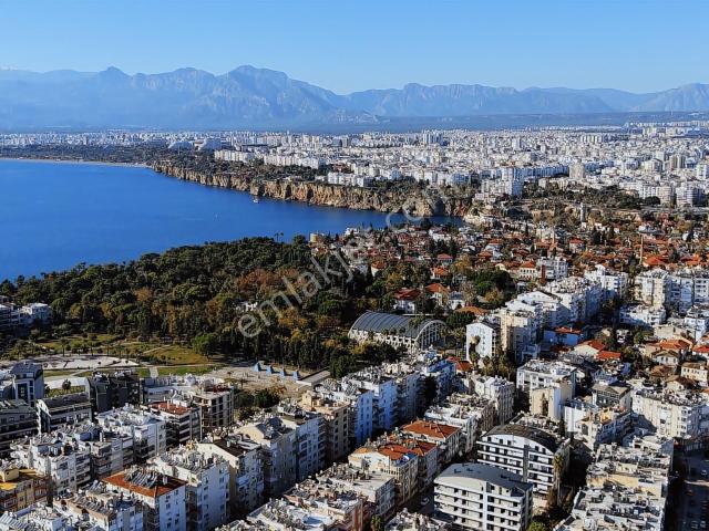 Antalya Muratpaşa Işıklar Cd.de satılık 2+1 asansörlü arakat