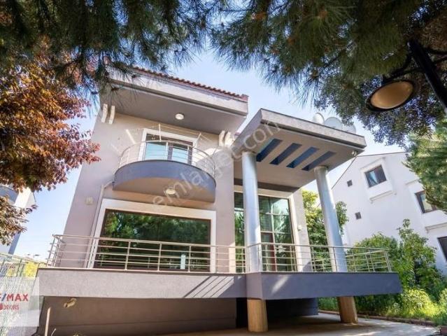 Antalya Döşemealtı Yeşilbayırda 10+1 Kiralık Villa