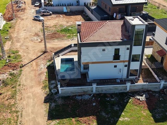 Antalya Döşemealtı'nda Değerli Lokasyonda Satılık Villa