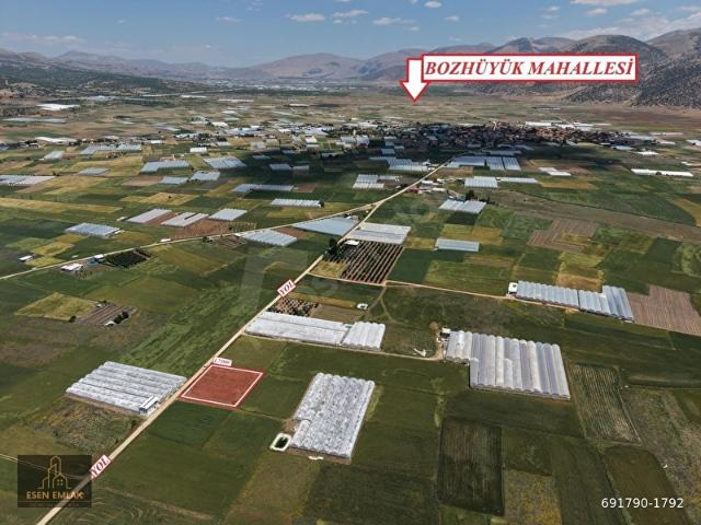 ANTALYA ELMALI BOZHÜYÜK MAHALLESİ'NDE SERA BÖLGESİNDE YOLA CEPHELİ 1.736 m SATILIK TARLA