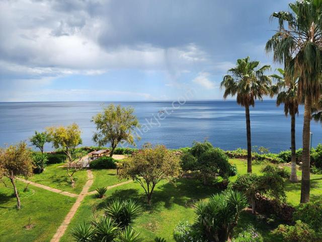 Antalya'da Denize Sıfır, 3+1, Özel Plajlı Satılık 195 M2 Daire