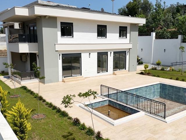 ANTALYAKEMERMERKEZ MAH. MÜSTAKİL 4+1 HAVUZLU 860m2 ARSA İÇİNDE