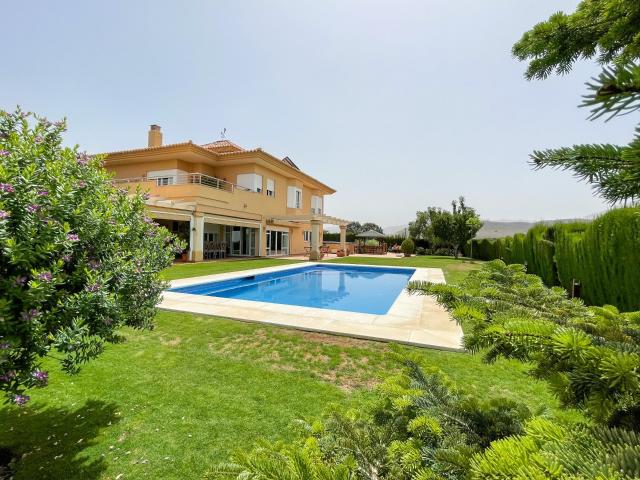 Antequera se encuentra en el corazón de Andalucía, con fácil. 667m² Antequera