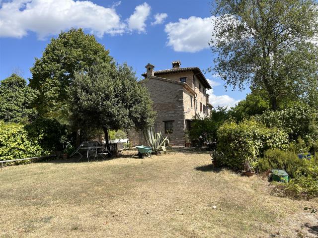 Antico casale a poca distanza dalle città d' arte 565m² Urbino