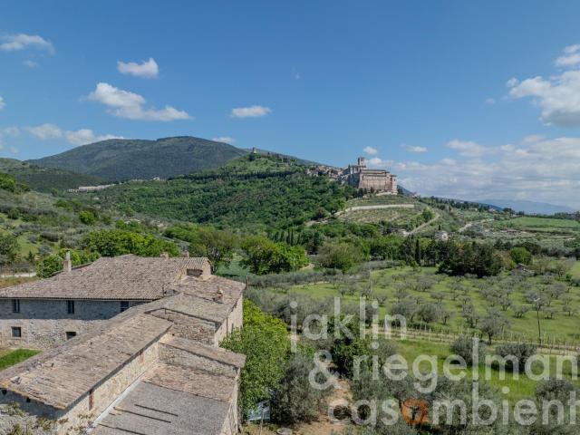 Antico casale da ristrutturare con vista spettacolare su Ass. 865m² Assisi