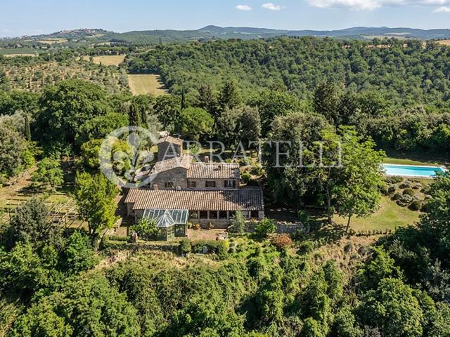 Antico casale in pietra a Pienza, nel cuore della Val d'Orci. 510m² Pienza