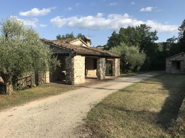 Antico casale in pietra a poca distanza da Urbino 330m² Urbino