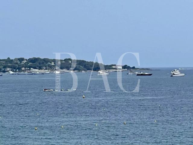 Antibes, appartement en front de mer, à rénover