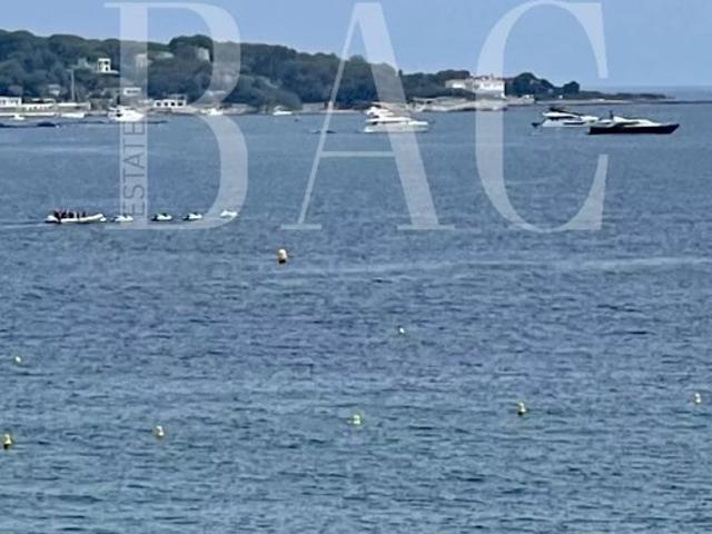Antibes, appartement en front de mer, à rénover