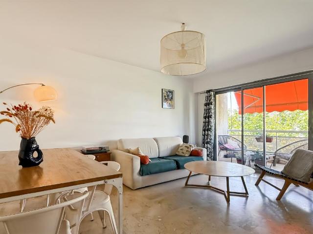 ANTIBES – Boulevard Albert 1er – 2 pièces avec garage fermé, cave et aperçu mer à quelques pas des plages