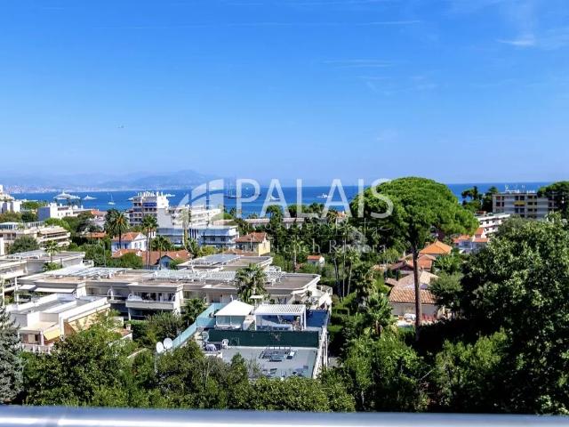 ANTIBES / CAP SPLENDIDE VILLA CONTEMPORAINE RÉNOVÉE DE 320 M² SITUÉE DANS UN DOMAINE PRIVÉ PRIX: 3 990 000 €