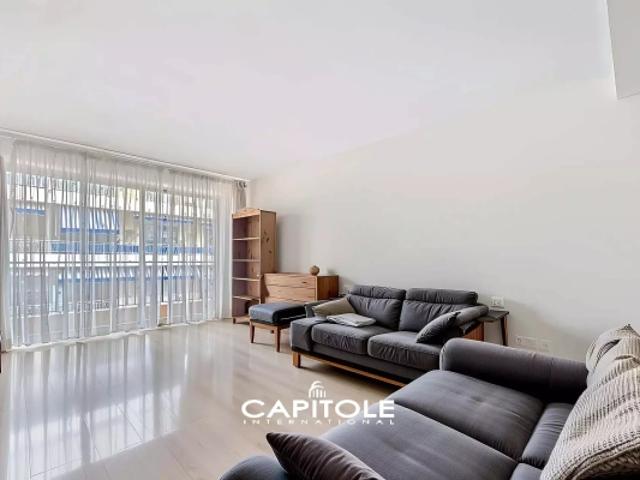 ANTIBES centre ville Quartier Albert 1er Appartement lumineux de 3 pièces en étage élevé avec garage, des travaux de rénovation sont à prévoir