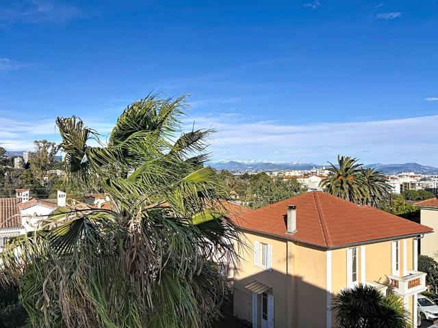 Antibes Centre en Villa 3 Pièces Dernier Étage Tout à Pi. 61m² Antibes