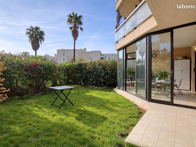 Antibes F2 de 61 m2 habiatble en rez de jardin + verranda de 13 m2 + parking