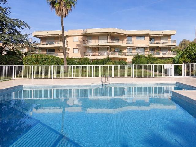 Antibes F2 en rez de jardin + parking