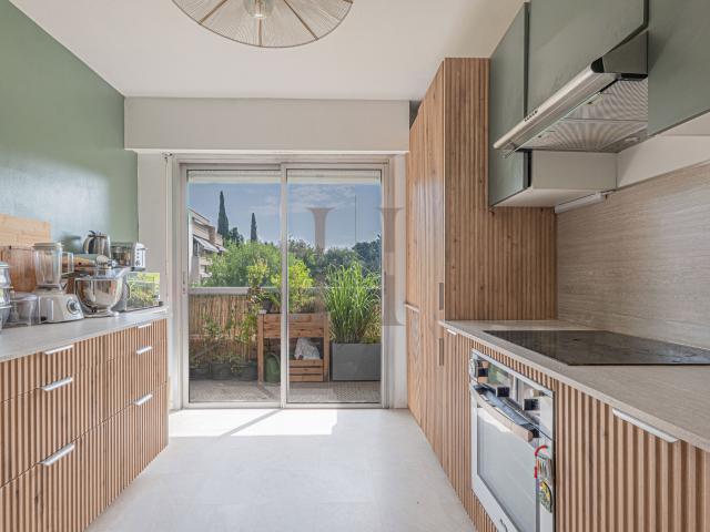 ANTIBES FONTMERLE Appartement 3 pièces traversant avec deux terrasses, parking privatif et cave