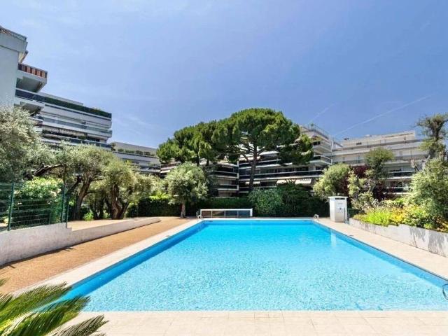 ANTIBES Juan les Pins appartement F3, 74 m², 25 m² de terrasse