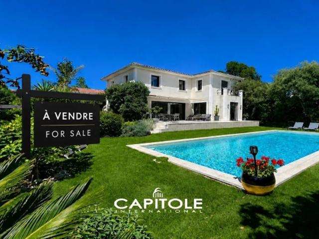 Antibes/ Juan les Pins Superbe villa contemporaine de 247 m² avec piscine, située dans un domaine privé et paisible, à quelques pas des plages et des commerces, 4 chambres