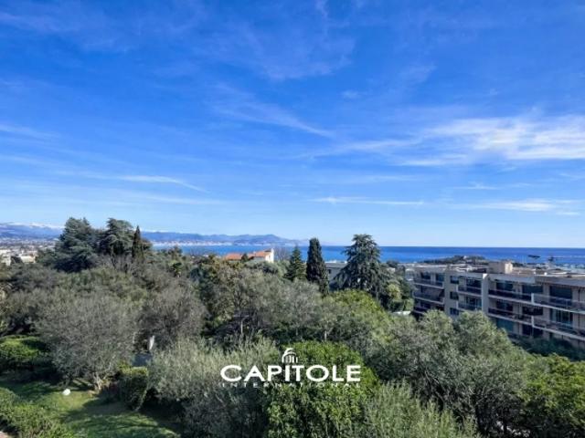 Antibes Le Puy – Superbe appartement 2 pièces entièrement rénové avec vue mer panoramique, dernier étage, piscine et tennis, garage, proche centre ville et plages