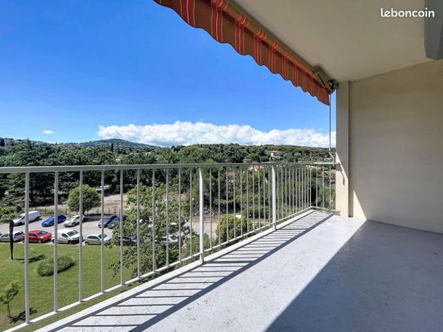 ANTIBES LES PINS 2P 50m2 TERRASSE PARKING TRAVERSANT ETAGE