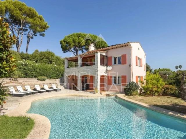 ANTIBES SAINT MAYMES CALME ET VOLUMES GENEREUX