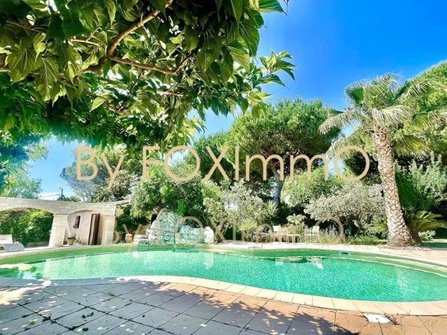 Antibes Spacieuse Villa proche Mer Calme Terrain plat Piscine
