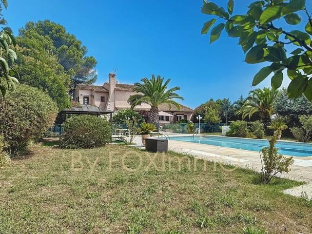 Antibes – Villa apercu mer, beaucoup charme avec potentiel,calme absolu, proche des commodités, jardin plat piscine