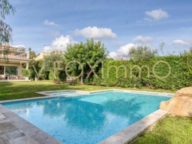 Antibes, Villa récente en parfait état, quartier résidentiel & calme absolu, proximité au centre et axes routiers, belle prestations, sous sol total, piscine jardin plat