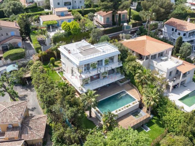 Antibes, Villa Renovee Vue Mer Dans Un Domaine Privé 334m² Antibes