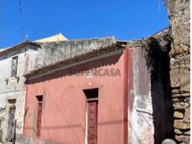 Antigo Talho com Projeto Aprovado para Moradia Contemporânea