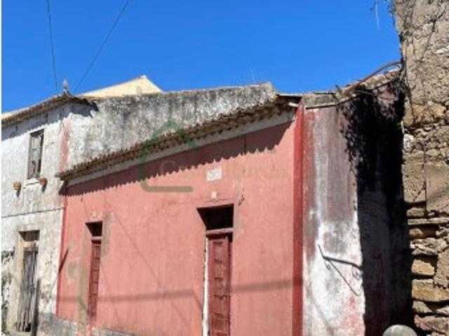Antigo Talho com Projeto Aprovado para Moradia Contemporânea