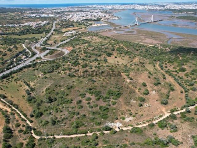 Antiga Quinta em Estombar Lagoa, com grande potencial, área total de 4,2080hectares. Já com PIP