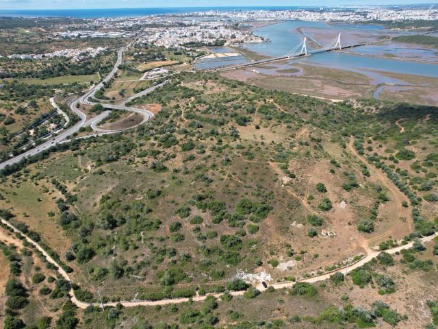 Antiga Quinta em Estombar Lagoa, com grande potencial, área total de 4,2080hectares. Já com PIP