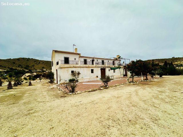 ANTIGUA CASA SITUADA EN ENORME PARCELA PARA REFORMAR O CONSTRUIR FRENTE AL MAR