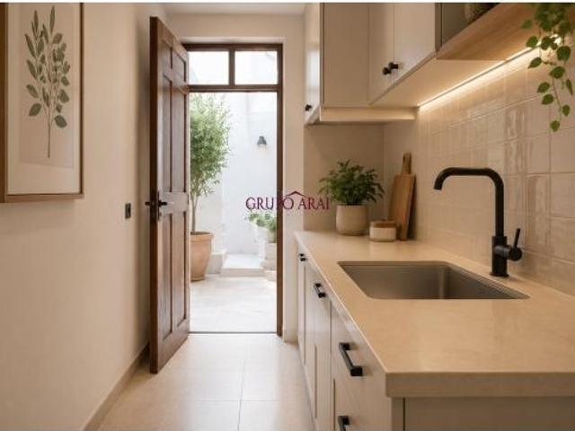 Antigua casa unifamiliar dividida en cuatro viviendas independientes con gran potencial de inversión